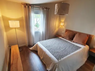 Un ou plusieurs lits dans un hébergement de l'établissement Maison plain-pied avec jardin