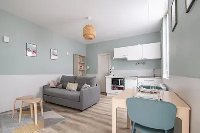 Cuisine ou kitchenette dans l'établissement L'Orangerie, centrale et cosy près du Puy dufou