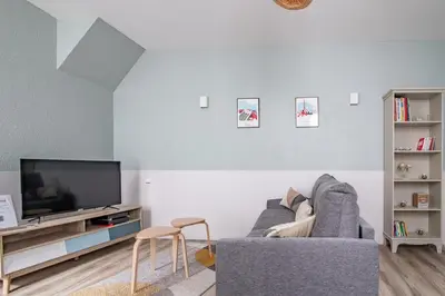 Télévision ou salle de divertissement dans l'établissement L'Orangerie, centrale et cosy près du Puy dufou