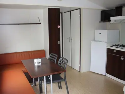 Cuisine ou kitchenette dans l'établissement Mobil-Home avec Terrasse pour 6 personnes - API-1-52-1359