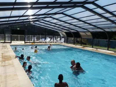 Piscine de l'établissement Mobil-home confortable avec terrasse pour 4 personnes - API-1-52-1361 ou située à proximité