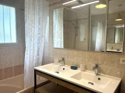 Salle de bains dans l'établissement HI000-C24 Mais 5 pièces 8 couchages SAINT HILAIRE DE RIEZ