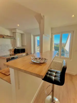 Cuisine ou kitchenette dans l'établissement Le Naval - Confort Familial