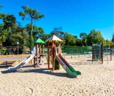 Aire de jeux pour enfants de l'établissement Chalet Ptit Kabana 2