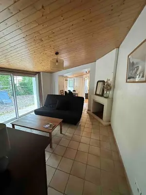 Coin salon dans l'établissement Maison calme et agréable proche de la mer