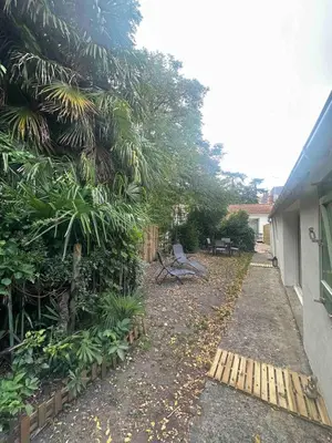 Jardin de l'établissement Maison calme et agréable proche de la mer