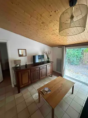 Télévision ou salle de divertissement dans l'établissement Maison calme et agréable proche de la mer