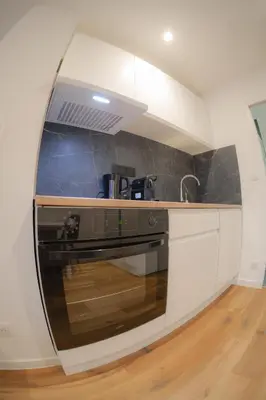 Cuisine ou kitchenette dans l'établissement charmant studio avec terrasse exterieure - coeur de ville