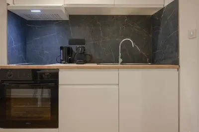 Cuisine ou kitchenette dans l'établissement charmant studio avec terrasse exterieure - coeur de ville
