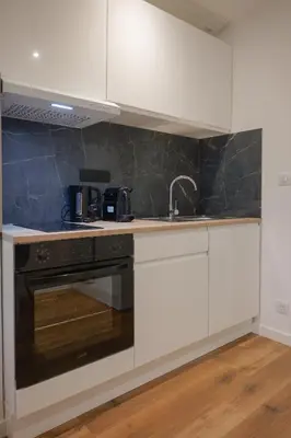Cuisine ou kitchenette dans l'établissement charmant studio avec terrasse exterieure - coeur de ville