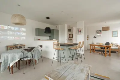 Coin salon dans l'établissement Bel Appartement 80m2 - 2 Parkings - Ile de Nantes