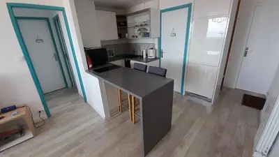 Cuisine ou kitchenette dans l'établissement RIEZ Les PIEDS DANS L'EAU