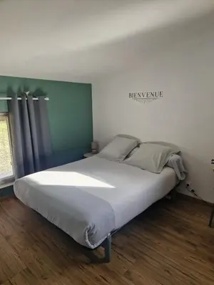 Un ou plusieurs lits dans un hébergement de l'établissement Appartment Cosy 31m parking 5min Parc Expo