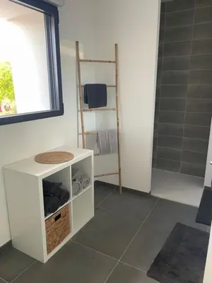 Télévision ou salle de divertissement dans l'établissement La Fontaine