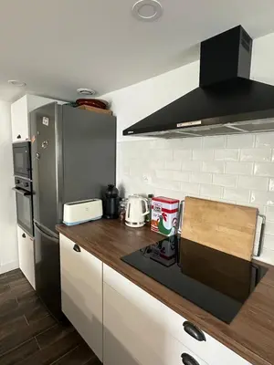 Cuisine ou kitchenette dans l'établissement Maisonnette de ville