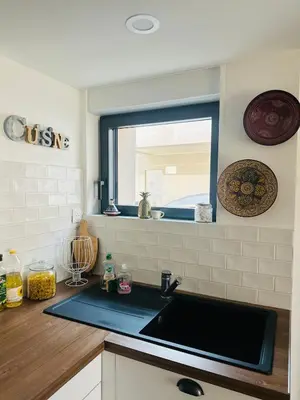 Cuisine ou kitchenette dans l'établissement Maisonnette de ville