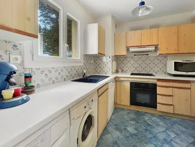 Cuisine ou kitchenette dans l'établissement Cocon familial parking, vue panoramique et plage