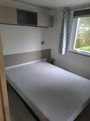 Un ou plusieurs lits dans un hébergement de l'établissement Mobil-Home Siblu Bois Dormant 703