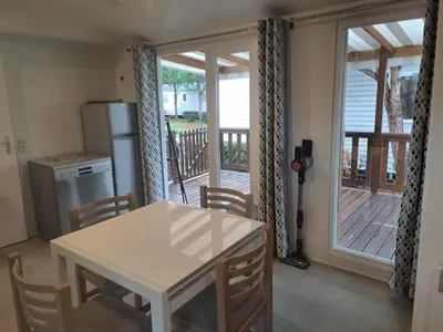 Cuisine ou kitchenette dans l'établissement Mobil-Home Siblu Bois Dormant 703