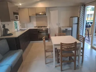 Cuisine ou kitchenette dans l'établissement Mobil-Home Siblu Bois Dormant 703