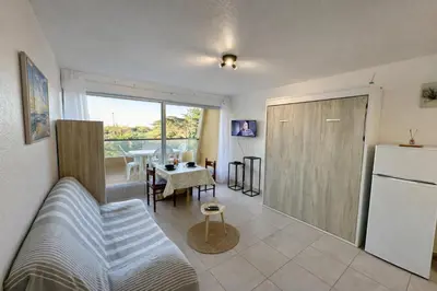 Cuisine ou kitchenette dans l'établissement Grand studio à deux pas de la plage