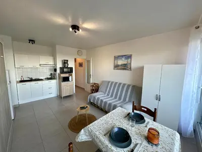 Cuisine ou kitchenette dans l'établissement Grand studio à deux pas de la plage