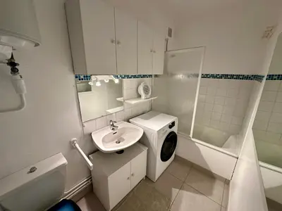 Salle de bains dans l'établissement Grand studio à deux pas de la plage