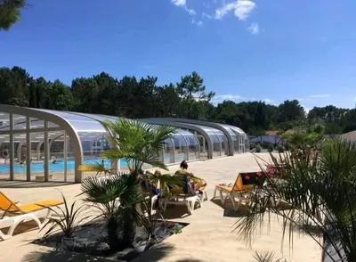 Piscine de l'établissement Séjour famille en Vendée - Mobil home 4 personnes avec terrasse & piscines ou située à proximité