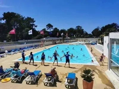 Piscine de l'établissement Séjour famille en Vendée - Mobil home 4 personnes avec terrasse & piscines ou située à proximité