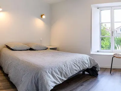 Un ou plusieurs lits dans un hébergement de l'établissement Maison rénovée à Mortagne-sur-Sèvre avec terrasse et WiFi - FR-1-426-599
