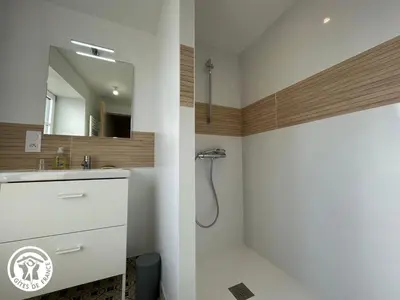 Salle de bains dans l'établissement Maison rénovée à Mortagne-sur-Sèvre avec terrasse et WiFi - FR-1-426-599