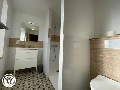 Salle de bains dans l'établissement Maison rénovée à Mortagne-sur-Sèvre avec terrasse et WiFi - FR-1-426-599