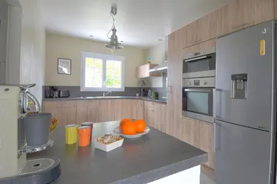 Cuisine ou kitchenette dans l'établissement Maison conviviale pour 8 avec jardin à Noirmoutier