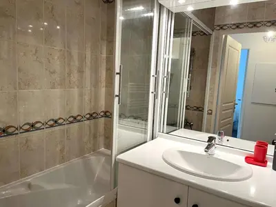 Salle de bains dans l'établissement T3 4pers Quartier Michelet et Facultés avec Parking
