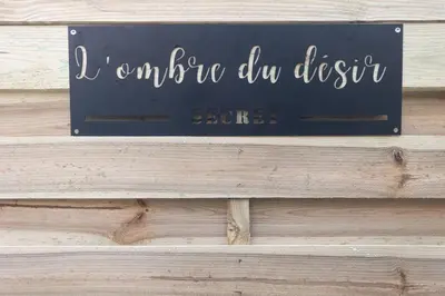 Certificat, récompense, panneau ou autre document affiché dans l'établissement Love Room L'Ombre du Désir Secret
