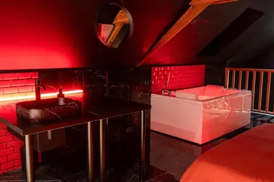 Un ou plusieurs lits dans un hébergement de l'établissement Love Room L'Ombre du Désir Secret