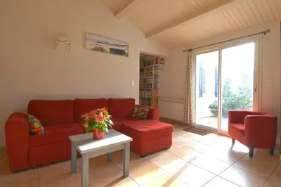 Coin salon dans l'établissement 500 m de la mer, jardin, 6 adultes 1 enfant