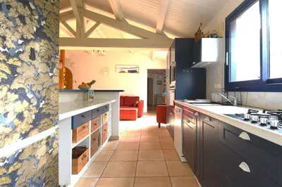 Cuisine ou kitchenette dans l'établissement 500 m de la mer, jardin, 6 adultes 1 enfant
