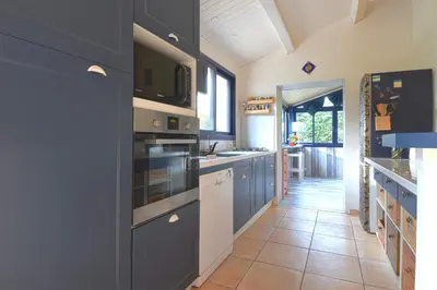 Cuisine ou kitchenette dans l'établissement 500 m de la mer, jardin, 6 adultes 1 enfant