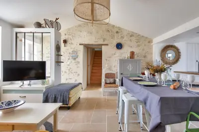 Télévision ou salle de divertissement dans l'établissement Charmante maison avec jardin à 100 m de la plage