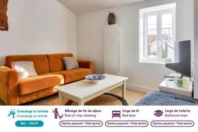 Coin salon dans l'établissement Charmante maison avec jardin à 100 m de la plage
