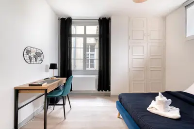 Un ou plusieurs lits dans un hébergement de l'établissement L'Onyx - Un Appartement Premium en Centre-ville, Gare SNCF à 5 min, WiFi & calme