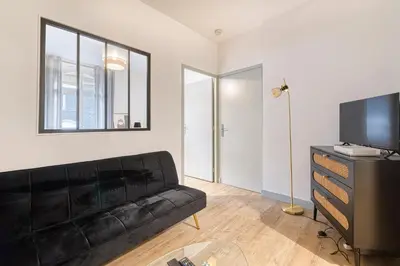 Télévision ou salle de divertissement dans l'établissement L'Onyx - Un Appartement Premium en Centre-ville, Gare SNCF à 5 min, WiFi & calme