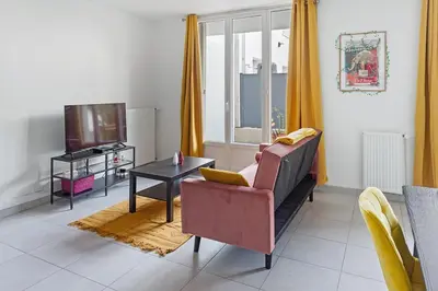 Télévision ou salle de divertissement dans l'établissement Le Petit Patio proximité clinique Jules Verne
