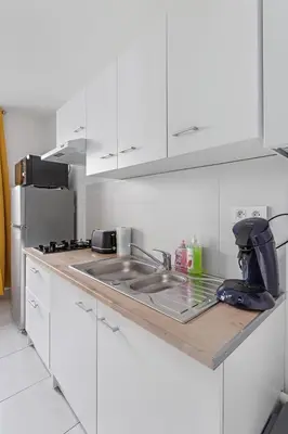 Cuisine ou kitchenette dans l'établissement Le Petit Patio proximité clinique Jules Verne