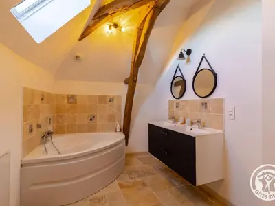 Salle de bains dans l'établissement Chambre d'hôtes à Chalonnes-sur-Loire avec petit déjeuner - FR-1-622-119