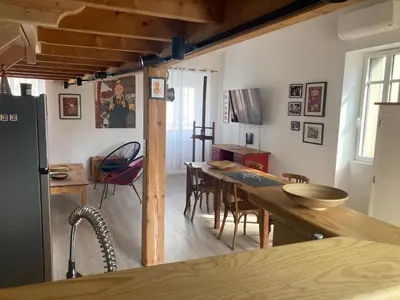 Télévision ou salle de divertissement dans l'établissement Atelier l'Hirondelle climatisé