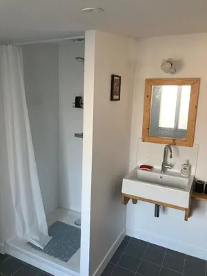 Salle de bains dans l'établissement Atelier l'Hirondelle climatisé