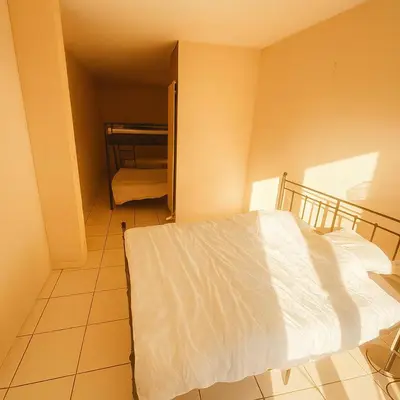 Un ou plusieurs lits dans un hébergement de l'établissement chambre hôte