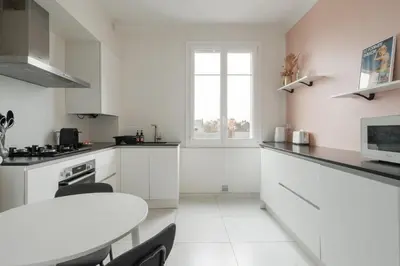 Cuisine ou kitchenette dans l'établissement Appartement Spacieux et Lumineux en Centre-Ville